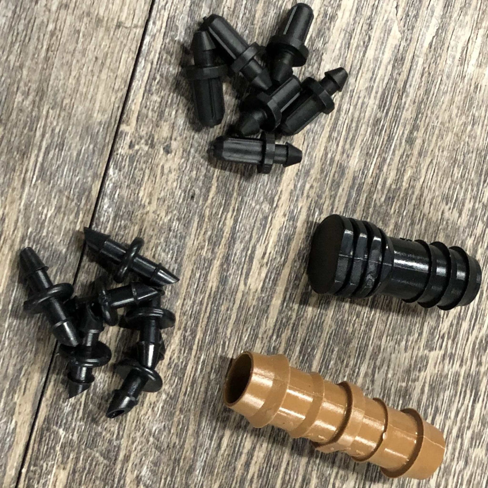 1 × ½″ supply line end cap
1 × ½″ supply line coupler
¼″ dripline connectors
 ¼″ end plugs