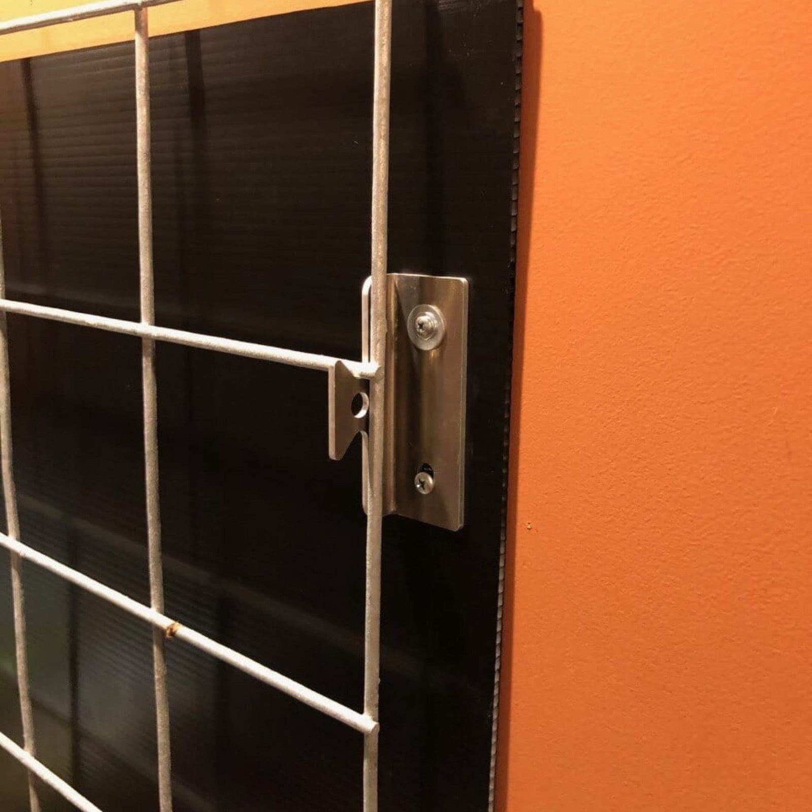 Varden Galvanized Wire Panel showing attachment point