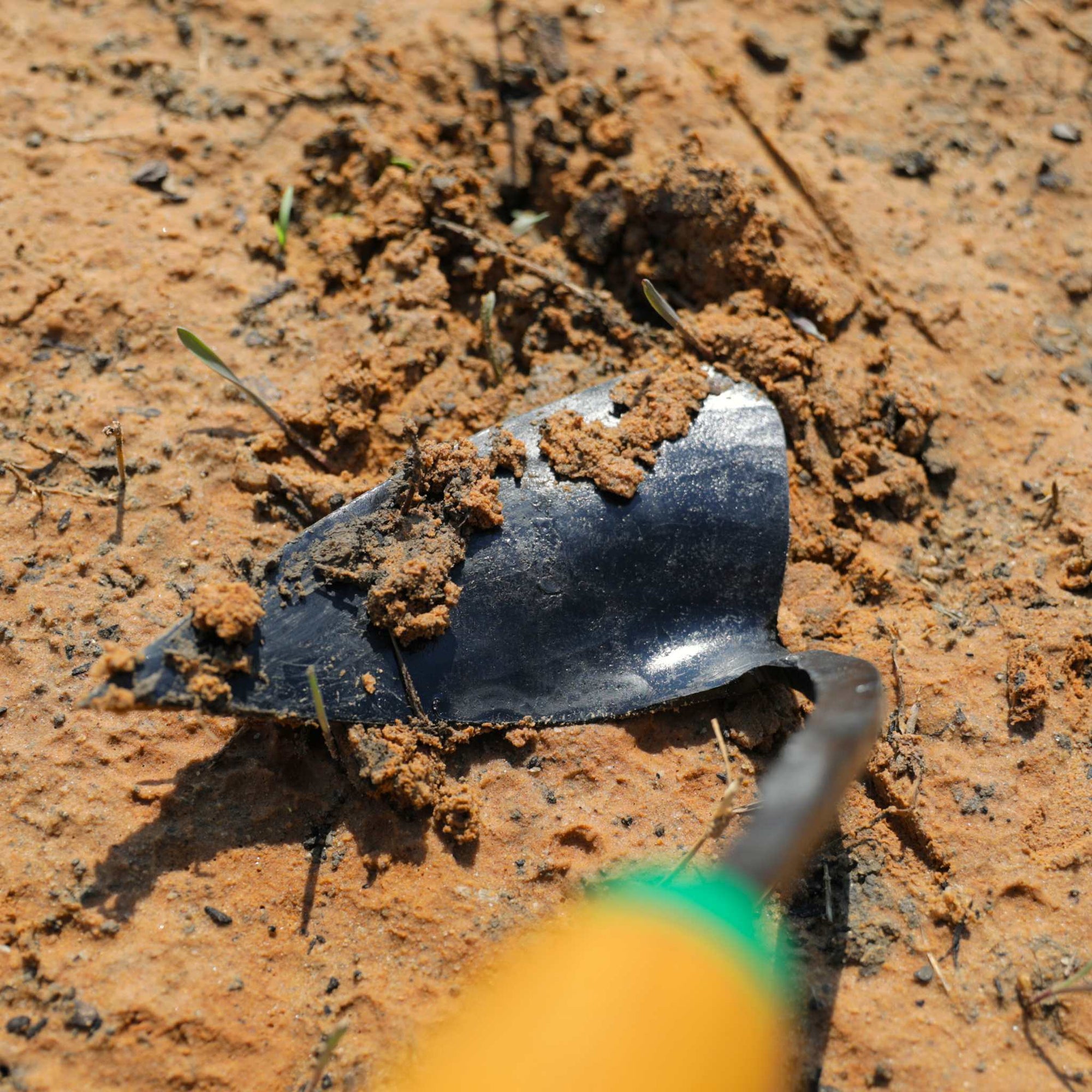 Ez-Digger Korean Triangle Blade | Short Handle in use