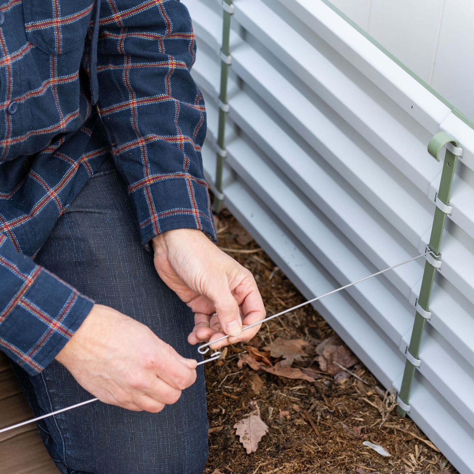 Grower Installing Center brace in metal 17" raised bed